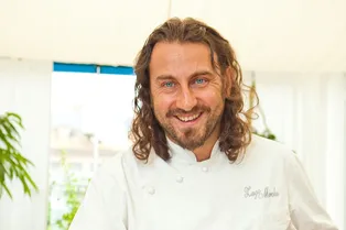 Филе дорадо с помидорами, зелеными бобами и мятой