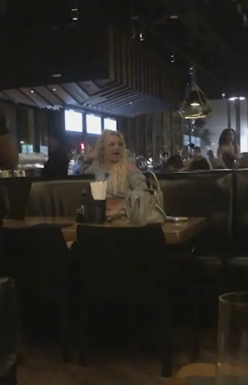 Бритни Спирс в ресторане