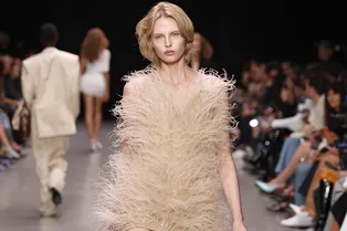 Растительные перья и биоразлагаемые пайетки: Stella McCartney в Париже демонстрируют моду будущего Растительные перья и биоразлагаемые пайетки: Stella McCartney в Париже демонстрируют моду будущего