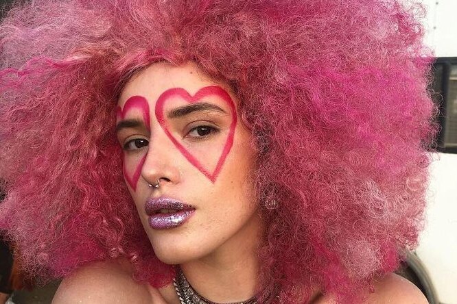Белла Торн примерила откровенный образ с розовым париком