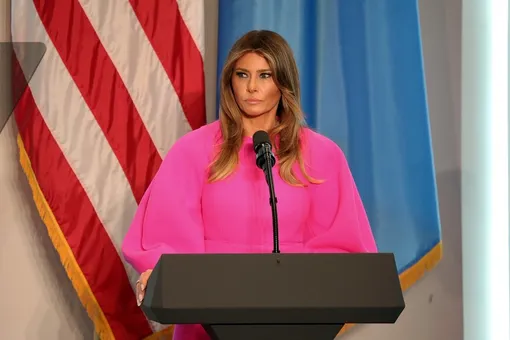 Мелания Трамп на Генассамблее ООН в неуместном oversize-платье цвета фуксия