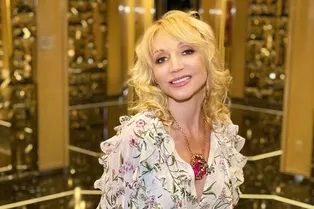 «Удивительная»: в Рунете обсуждают фото Кристины Орбакайте, на котором она запечатлена с короткими черными волосами