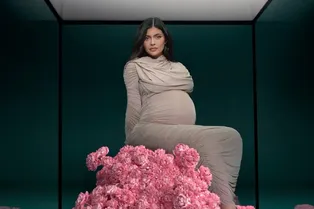 Кендалл Дженнер в платье-бюстье, а Кайли в обтягивающем макси: Hulu представили промо к новому шоу семьи Кардашьян Кендалл Дженнер в платье-бюстье, а Кайли в обтягивающем макси: Hulu представили промо к новому шоу семьи Кардашьян