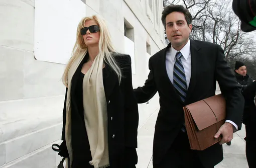 Анна Николь Смит и адвокат Говард Стерн прибывают в здание суда