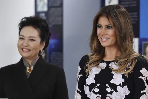 Дело тонкое: Мелания Трамп в платье за $3 тысячи затмила первую леди Китая