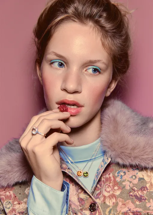 Хлопковая рубашка, Tom Tailor; хлопковая куртка с воротником из искусственного меха, Liu Jo; кольцо из розового золота с лунным камнем, бриллиантами, топазами, тсаворитами и сапфирами, кулон из желтого золота с бриллиантами и перидотом, кулон из желтого золота с бриллиантами и цитрином, все — Mercury