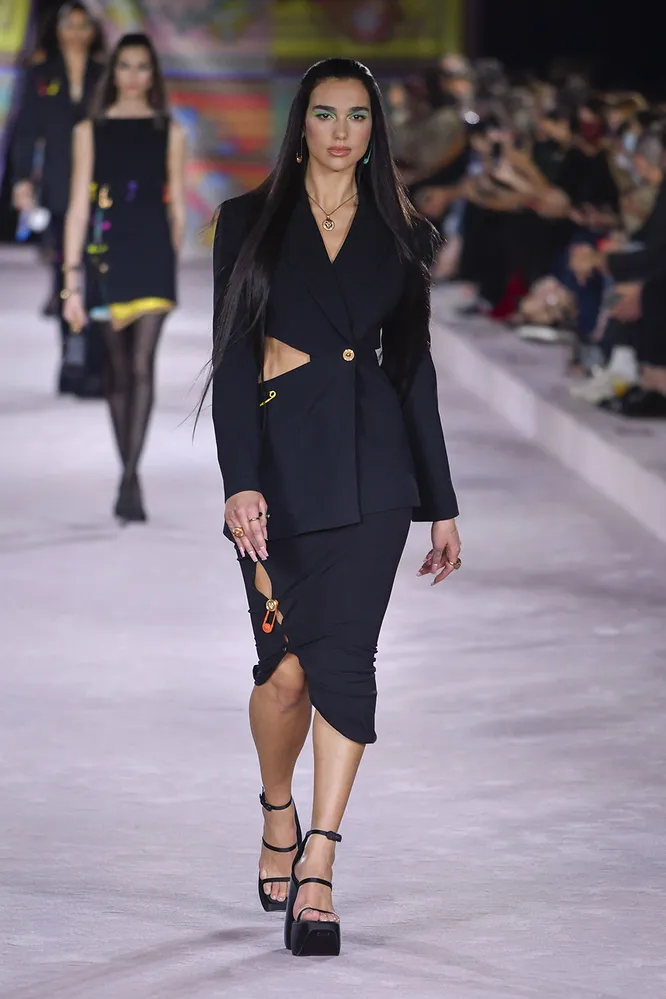 Дуа Липа на показе Versace в 2021 году