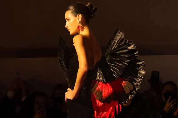 Перья снова в моде: Schiaparelli возвращают этот декор в ряды трендов в новой кутюрной коллекции