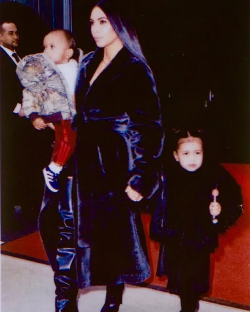 Ким с двумя детьми