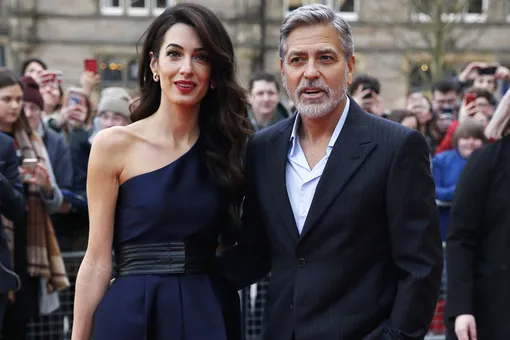 Амаль Клуни подчеркнула фигуру асимметричным комбинезоном