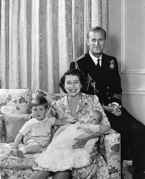 Принц Филипп и королева Елизавета с детьми, 1950