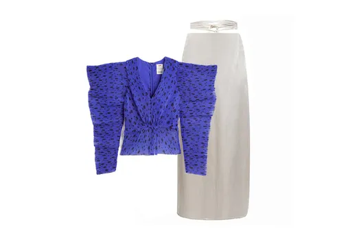 Синяя плиссированная блузка из органзы H&M, 5 499 руб.; белая юбка с завязками FANTOME, 8940 руб,