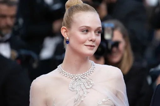 Эль Фаннинг позировала в платье ливанского дизайнера с кристаллами Swarovski Эль Фаннинг позировала в платье ливанского дизайнера с кристаллами Swarovski