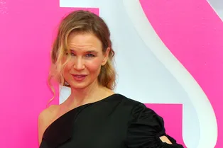Рене Зеллвегер закрутила роман с известным ведущим, который на днях развелся с женой Рене Зеллвегер закрутила роман с известным ведущим, который на днях развелся с женой
