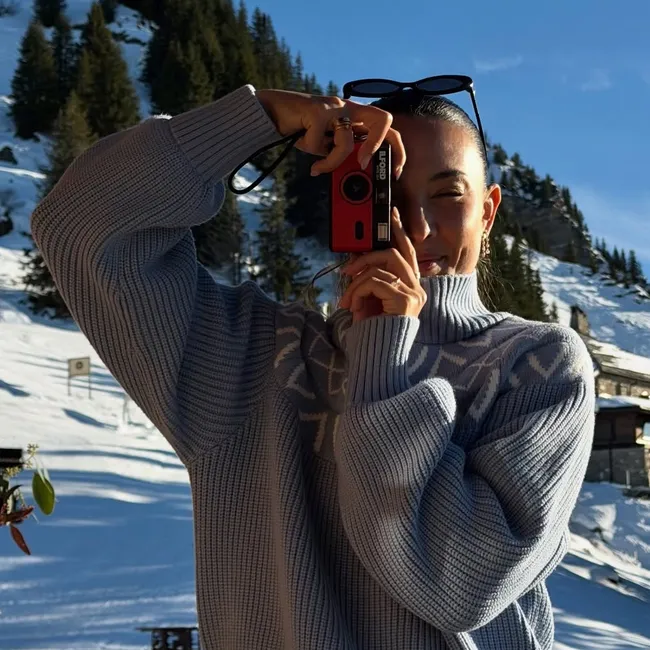 9 уютных свитеров, которые можно носить на протяжении всех праздников