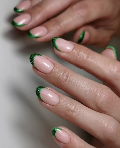 Зеленый маникюр-френч на короткие ногти