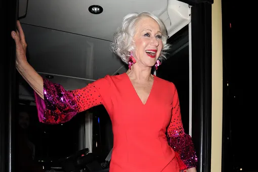 72-летняя Хелен Миррен продемонстрировала фигуру в облегающем алом платье
