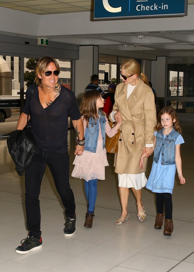 Кит Урбан и Николь Кидман с дочерьми в аэропорту Сиднея