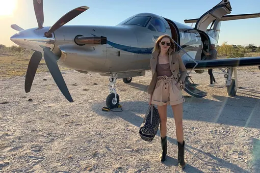 Елена Перминова в сафари-образе позировала возле частного самолета