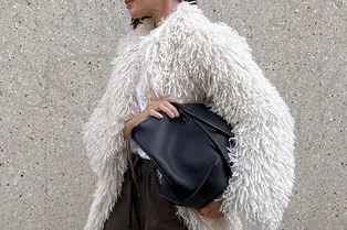 Эта сумка сочетается с любой верхней одеждой, и она точно нужна вам зимой 2025/26