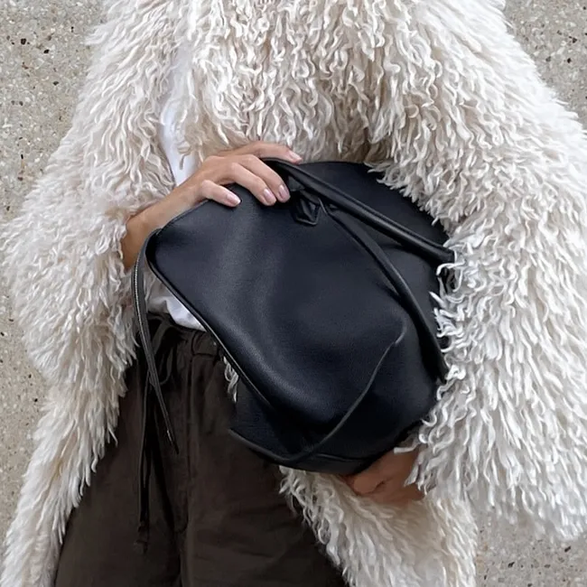 Эта сумка сочетается с любой верхней одеждой, и она точно нужна вам зимой 2025/26