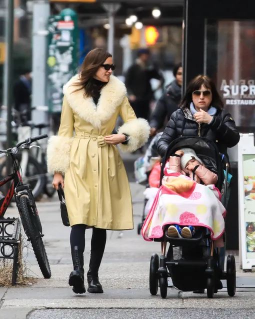 Ирина Шейк гуляет с дочерью исключительно на коляске