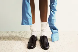 Высокие носки — главный аксессуар на лето: как их носить, чтобы не испортить пропорции фигуры