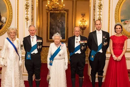 Рекордные 65 лет на троне: новый парадный портрет королевы к сапфировому юбилею