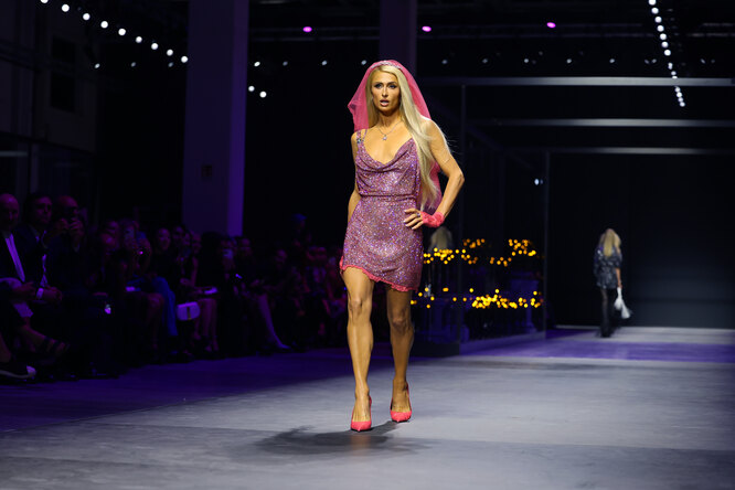 Пэрис Хилтон на показе Versace весна-лето 2023