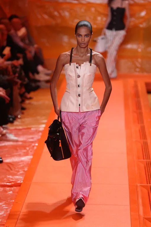 Образ с корсетом из новой коллекции Louis Vuitton