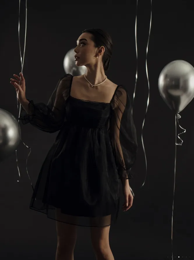 Черное пышное платье мини с рукавами из шифона Lichi, 5 299 руб.