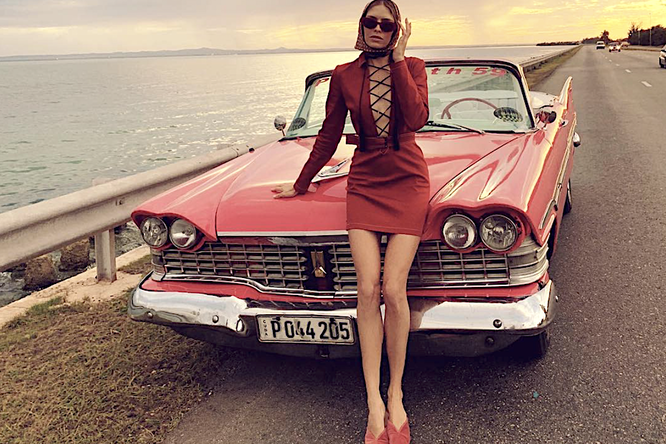 Розовый Cadillac и фото топлес: как Елена Перминова отдыхает на Кубе?