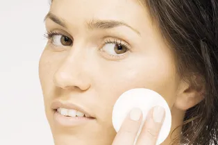 Польза вишни для кожи: способы применения и рецепты домашних масок