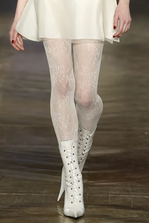 Alexander McQueen, весна-лето 2026 Сапоги на осень в стиле beige goth