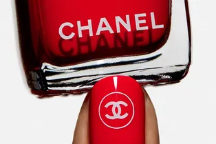 Наклейки Chanel для ногтей, Джиджи Хадид в кампейне Miu Miu и другие новости недели из мира моды и красоты Наклейки Chanel для ногтей, Джиджи Хадид в кампейне Miu Miu и другие новости недели из мира моды и красоты