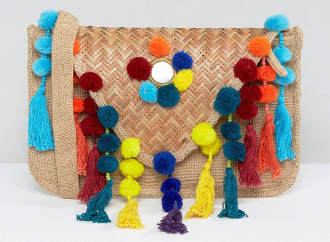 Соломенная сумка с комбинацией из 2 видов плетения, декорированная помпонами и кистями, Glamorous, 1138 руб. (на сайте Asos — с учетом скидки)