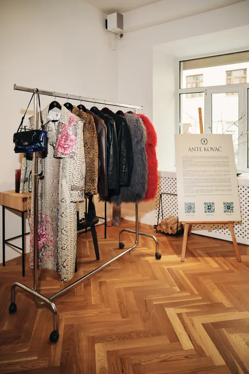 рейл с модной одеждой рейл с модной одеждой