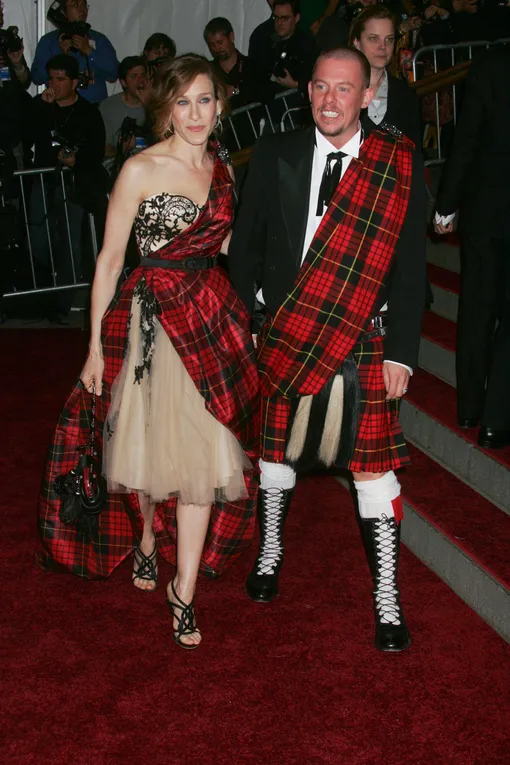 Сара Джессика Паркер и Александр Маккуин на Met Gala в 2006 году
