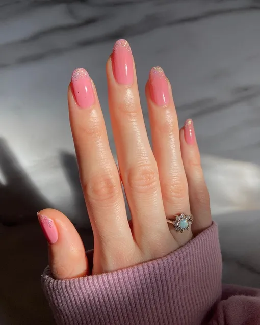 Lip gloss nails — легкое полупрозрачное покрытие с глянцевой поверхностью