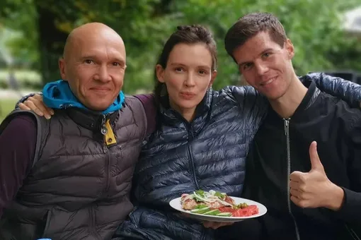 Паулина Андреева с отцом и братом Паулина Андреева с отцом и братом