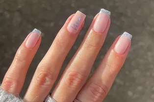 18 идей маникюра в серебристых оттенках для тех, кто уже начал готовиться к Новому году-2026 18 идей маникюра в серебристых оттенках для тех, кто уже начал готовиться к Новому году-2026