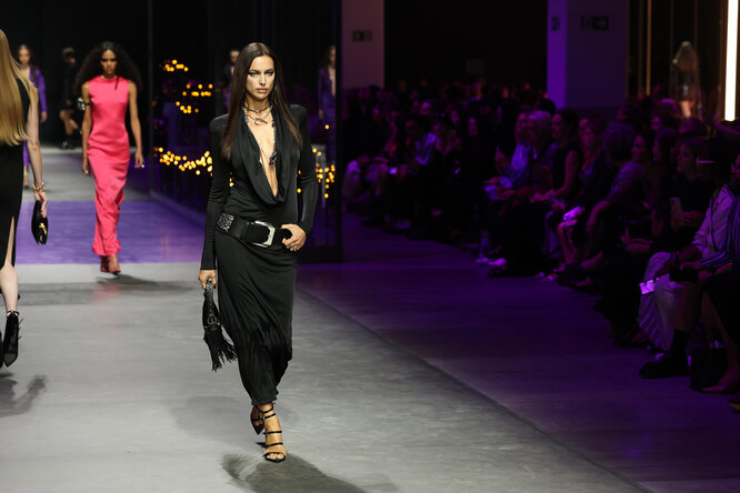 Ирина Шейк на показе Versace весна-лето 2023