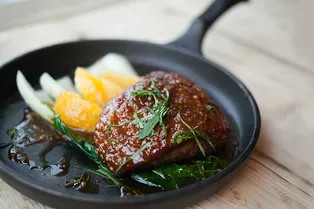 Утиная грудка с пак-чой и апельсиновым соусом