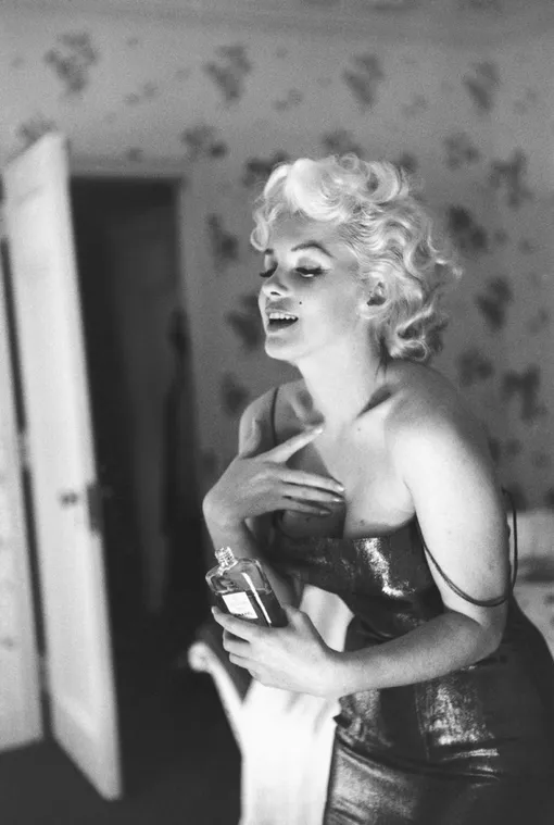 Мэрилин Монро со своими любимыми духами Chanel №5 Мэрилин Монро со своими любимыми духами Chanel №5