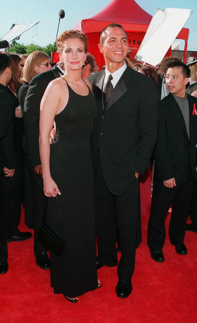 Джулия Робертс и Бенджамин Брэтт на церемонии вручения премии «Эмми» в 1999 году