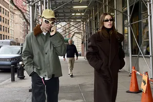 Хейли Бибер показывает, с чем сочетать светлые джинсы зимой Хейли Бибер показывает, с чем сочетать светлые джинсы зимой