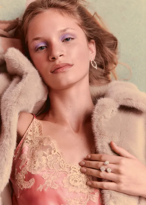 Шелковая сорочка с кружевом, Marjolaine, Estelle Adony; шуба из полиэстера и экомеха, Diego M; серьги и кольцо из белого золота с бриллиантами, MIUZ Diamonds