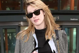 «Многослойная» Эмбер Херд в голубом кардигане и сером пальто прилетела в Лондон