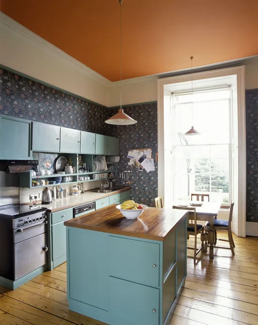 Яркий потолок на кухне