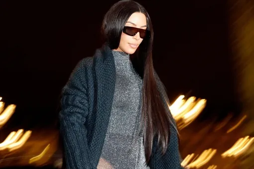 Ким Кардашьян в сияющем полупрозрачном наряде вернулась в Париж